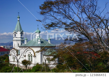 紅葉の中にある教会 123866431