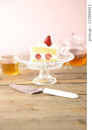 ケーキスタンドに乗った苺のショートケーキと紅茶 123866921