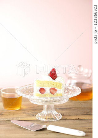 ケーキスタンドに乗った苺のショートケーキと紅茶 ケーキスタンドに乗った苺のショートケーキと紅茶 123866923