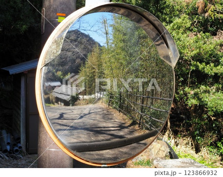 静岡県　宇津ノ谷集落の景観（カーブミラー）　3月 123866932