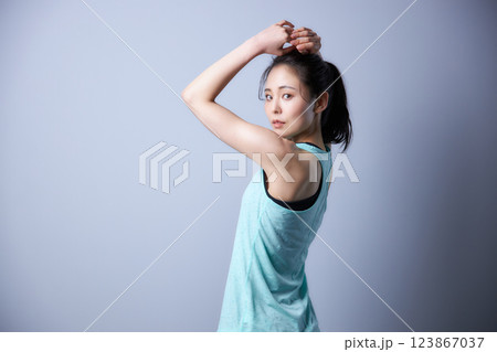 スポーツウエアの若い女性 123867037