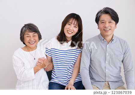 3世代家族のポートレート 123867039
