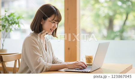 カフェでリモートワークをする日本人女性 123867045