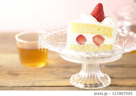 ケーキスタンドに乗った苺のショートケーキと紅茶 123867085