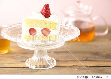 ケーキスタンドに乗った苺のショートケーキと紅茶 123867086