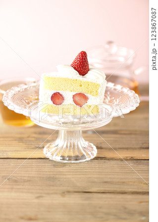 ケーキスタンドに乗った苺のショートケーキと紅茶 123867087