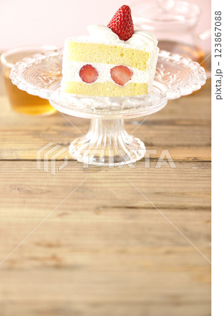 ケーキスタンドに乗った苺のショートケーキと紅茶 123867088