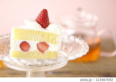 ケーキスタンドに乗った苺のショートケーキと紅茶 123867092