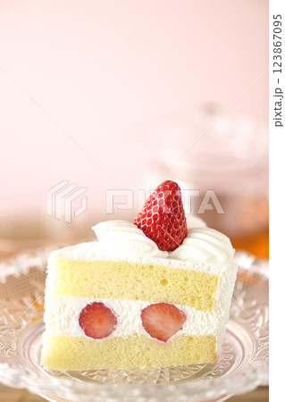 ケーキスタンドに乗った苺のショートケーキと紅茶 ケーキスタンドに乗った苺のショートケーキと紅茶 123867095