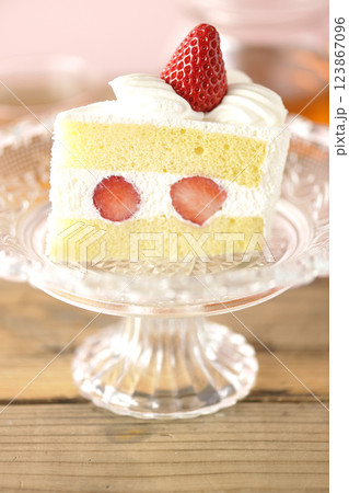 ケーキスタンドに乗った苺のショートケーキと紅茶 123867096