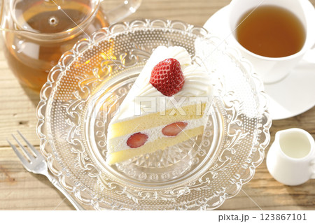 ケーキスタンドに乗った苺のショートケーキと紅茶 ケーキスタンドに乗った苺のショートケーキと紅茶 123867101