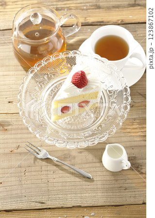 ケーキスタンドに乗った苺のショートケーキと紅茶 ケーキスタンドに乗った苺のショートケーキと紅茶 123867102