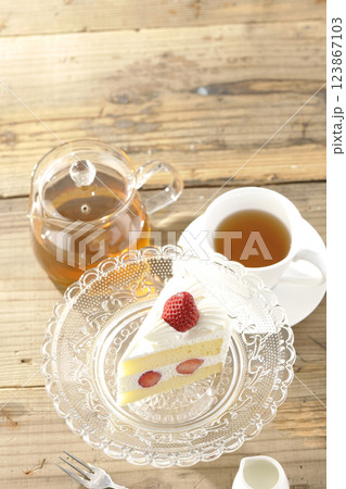 ケーキスタンドに乗った苺のショートケーキと紅茶 123867103