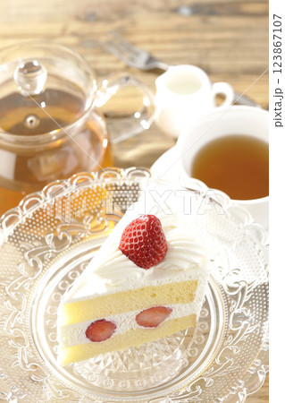 ケーキスタンドに乗った苺のショートケーキと紅茶 ケーキスタンドに乗った苺のショートケーキと紅茶 123867107