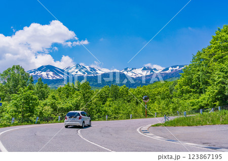 【長野県】乗鞍エコーラインをドライブする車 【長野県】乗鞍エコーラインをドライブする車 123867195
