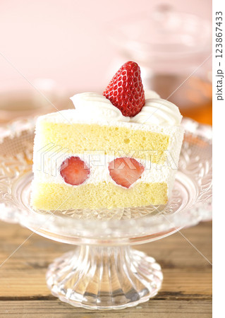 ケーキスタンドに乗った苺のショートケーキと紅茶 ケーキスタンドに乗った苺のショートケーキと紅茶 123867433