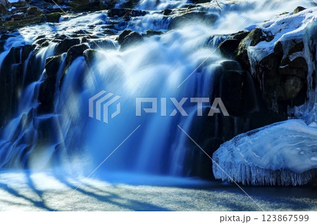 雪の蓼科大滝の光芒 雪の蓼科大滝の光芒 123867599