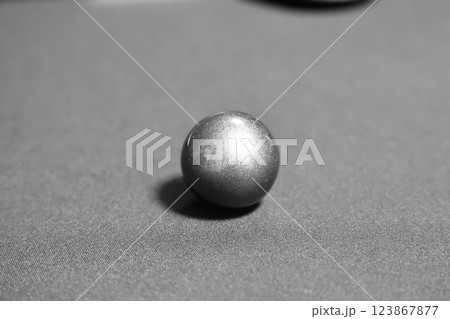 転がせば止まる事のない完全な球体 123867877