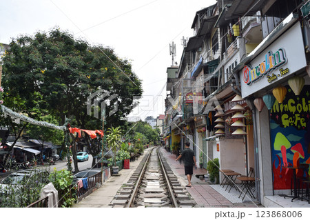 ベトナム・ハノイのトレインストリート ベトナム・ハノイのトレインストリート 123868006