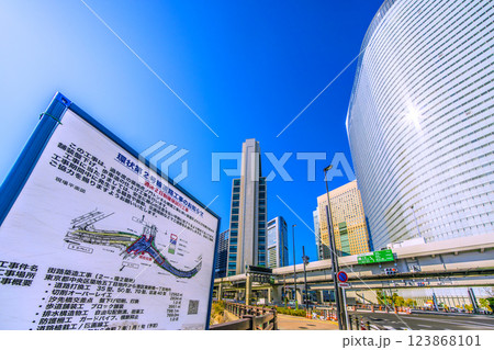 日本の東京都市景観 汐留のビジネス街や環状第2号線道路工事などを望む 日本の東京都市景観 汐留のビジネス街や環状第2号線道路工事などを望む 123868101