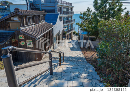 兵庫県赤穂市　赤穂温泉の海を臨むキラキラ坂 123868133