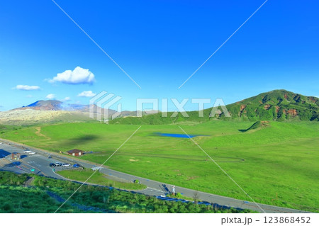 【熊本県】新緑の草千里ヶ浜と中岳（阿蘇山の火口） 123868452