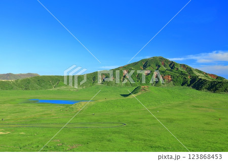 【熊本県】新緑の草千里ヶ浜と中岳（阿蘇山の火口） 123868453