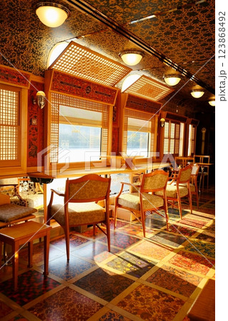 観光列車ふたつ星4047の豪華なラウンジスペース 観光列車ふたつ星4047の豪華なラウンジスペース 123868492