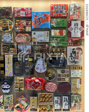 駅弁のショーケース(ディスプレイ) 123868501