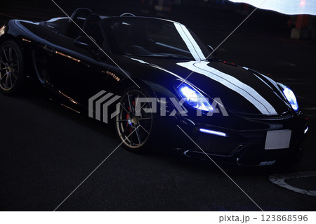ツヤツヤの黒いオープンカー 123868596