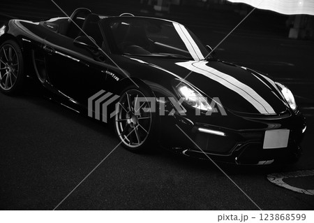 ツヤツヤの黒いオープンカー 123868599