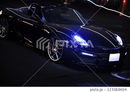 ツヤツヤの黒いオープンカー 123868604