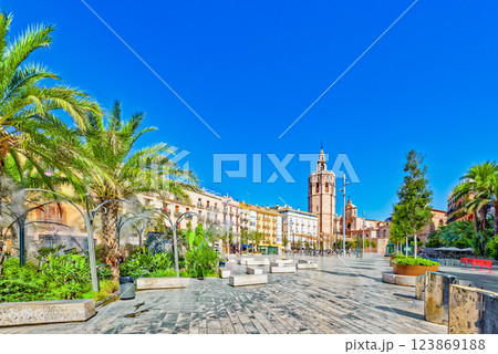 Queen's Square and Valencia Cathedral. 123869188