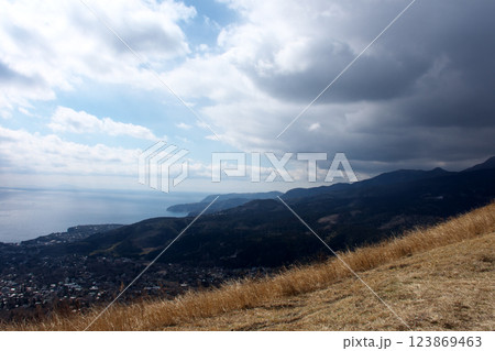 山の頂上から見た景色 山の頂上から見た景色 123869463
