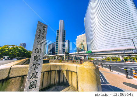 日本の東京都市景観 汐留のビジネス街や環状第2号線、旧浜離宮庭園入口などを望む 123869548