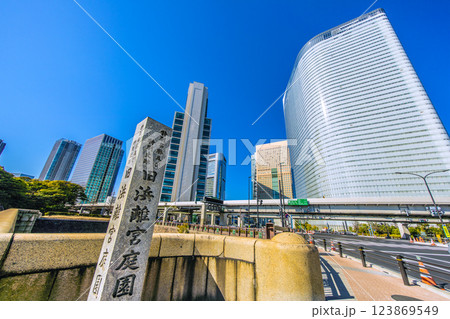 日本の東京都市景観 汐留のビジネス街や環状第2号線、旧浜離宮庭園入口などを望む 日本の東京都市景観 汐留のビジネス街や環状第2号線、旧浜離宮庭園入口などを望む 123869549