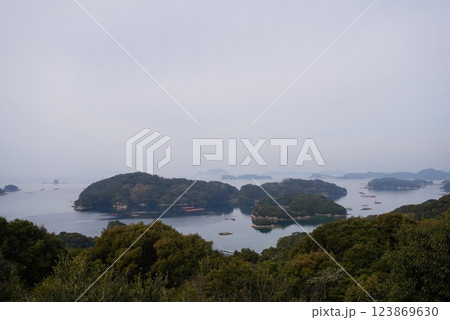 曇り空の島 123869630