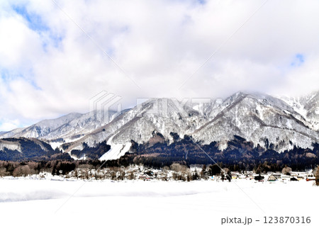 長野県白馬村の風景／白馬さのさかスキー場方面を望む(長野県白馬村)【2025.3】 123870316