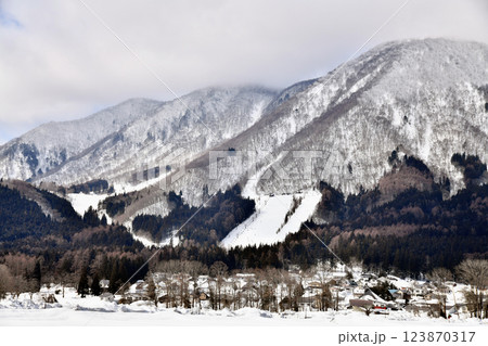 長野県白馬村の風景/白馬さのさかスキー場方面を望む(長野県白馬村)【2025.3】 長野県白馬村の風景/白馬さのさかスキー場方面を望む(長野県白馬村)【2025.3】 123870317