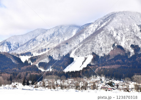 長野県白馬村の風景／白馬さのさかスキー場方面を望む(長野県白馬村)【2025.3】 123870318