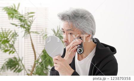 髭を剃るシニア男性 髭を剃るシニア男性 123870358