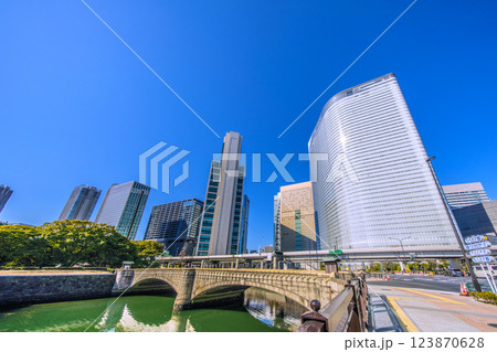 日本の東京都市景観 汐留のビジネス街や環状第2号線、旧浜離宮庭園入口、大手門橋などを望む 123870628