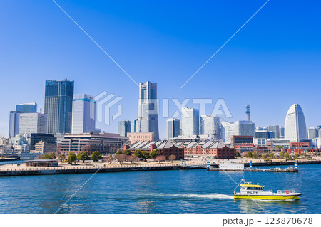 横浜　赤レンガ倉庫とみなとみらい 123870678