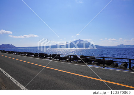 支笏湖沿いのどこかの駐車帯から見る樽前山と風不死岳 123870869