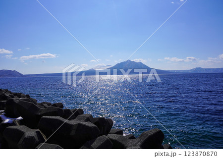 支笏湖沿いのどこかの駐車帯から見る樽前山と風不死岳 支笏湖沿いのどこかの駐車帯から見る樽前山と風不死岳 123870870