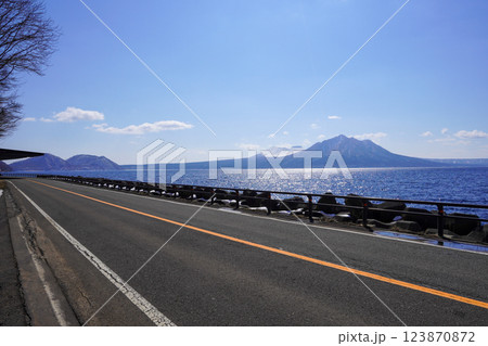 支笏湖沿いのどこかの駐車帯から見る樽前山と風不死岳 123870872