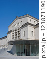 青空に映えるリニューアルされた大阪市立美術館 123871190