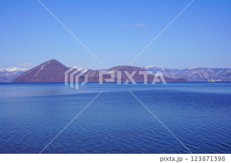 珍小島公園から見る洞爺湖の中島と遊覧船 123871398