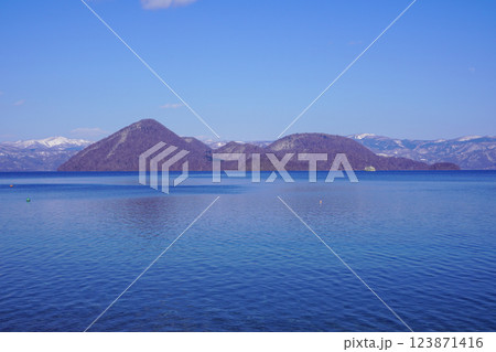 珍小島公園から見る洞爺湖の中島と遊覧船 123871416