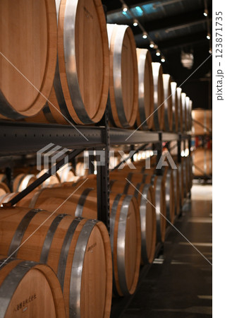 棚に陳列された酒樽 棚に陳列された酒樽 123871735